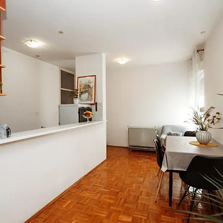 Apartment Jjj *